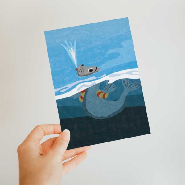 Seehund Postkarte, Kinderillustration, Robbe aus Pinipas Abenteuer, Illustration von Annika Kuhn, klimaneutral und in Kleinserie produziert